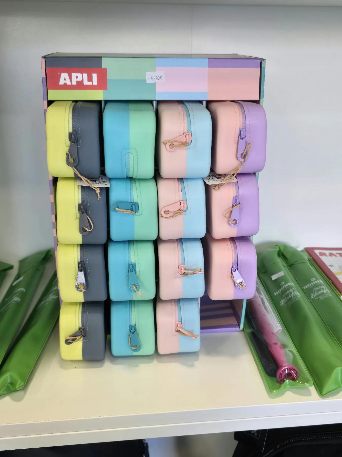 Expositor com estojos de silicone em tons pastel bicolores